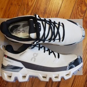 ON cloudwander waterproof sz 8w ivory black